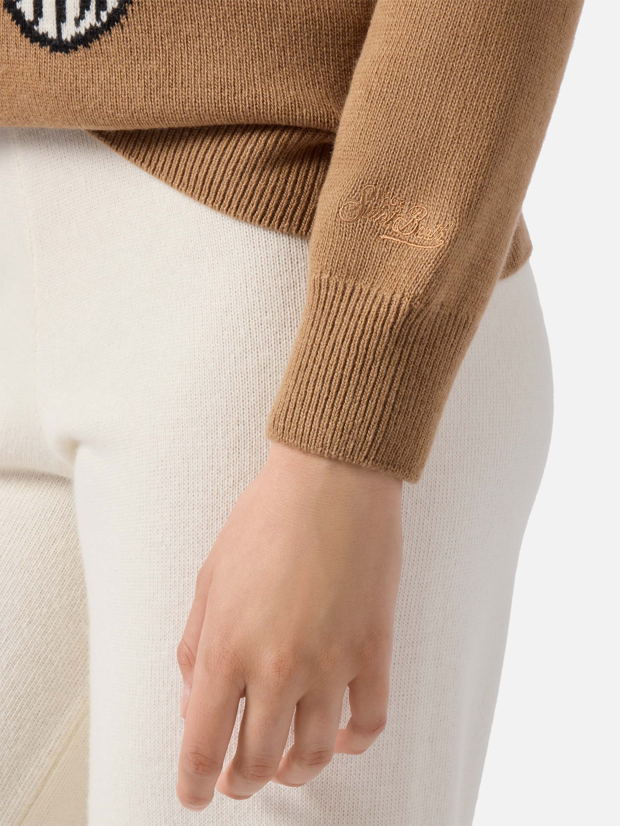 New Queen cashmere-blend sweater in camel with Snoopy jacquard and embroidery | PEANUTS SPECIAL EDITION - Image 3